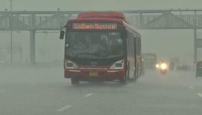 This is why #DelhiRains is trending on Twitter! The video goes viral!
