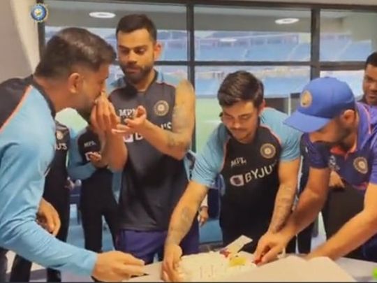 Dhoni and Indian Team celebrates Kohli's Birthday after the amazing win over Scotland