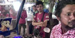 This e rickshaw driver from Bengal gives free rides to the ones who answer his GK questions!