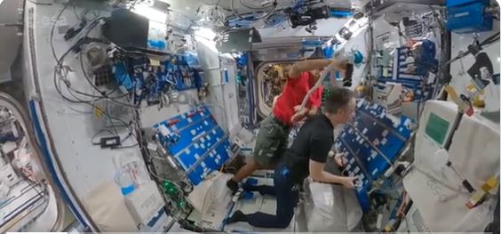 Astronaut gets a haircut from his crewmate! The Internet goes crazy!