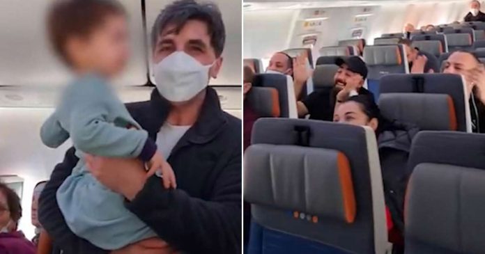 Passengers sing and clap to comfort a child on the plane! The video goes viral!